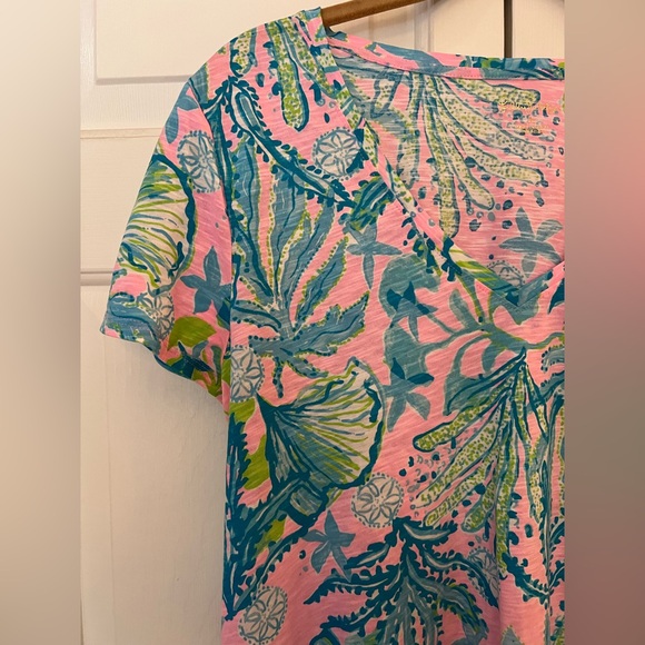 Lilly Pulitzer Pink Tropical V-Neck Tee with Blue & Green Sea Print EUC Size M - Picture 3 of 8